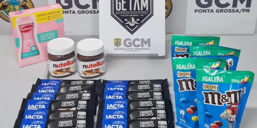 Ao todo, 17 pacotes e barras de chocolate teriam sido furtadas