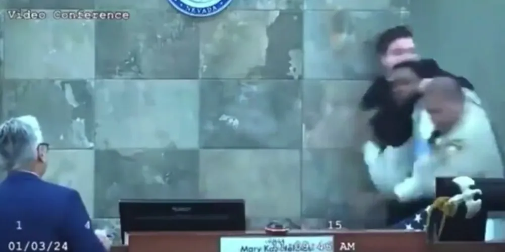 Imagem ilustrativa da imagem Homem "voa" sobre mesa e ataca juíza em tribunal; veja vídeo