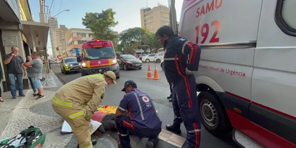 Acidente foi registrado em frente a Praça dos Polacos em PG.