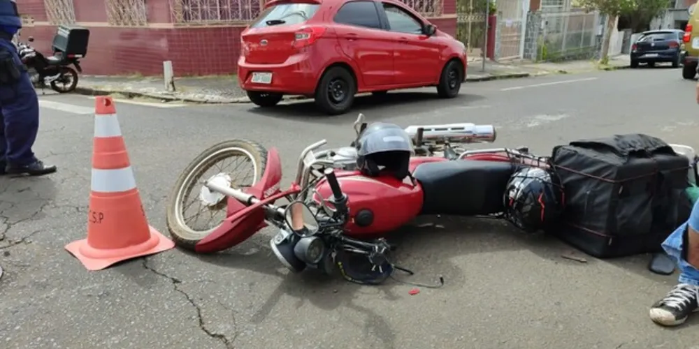 Equipes dos Bombeiros e Departamento de Trânsito foram até o local