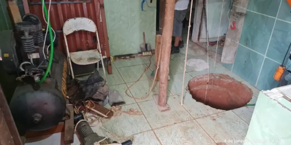 Buraco foi encontrado dentro da residência da mulher.