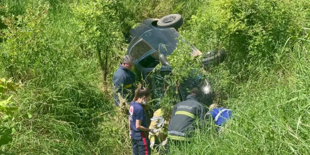 O carro era ocupado por uma mulher de 29 anos e um homem de 30 anos, que ficou presos no interior do automóvel.