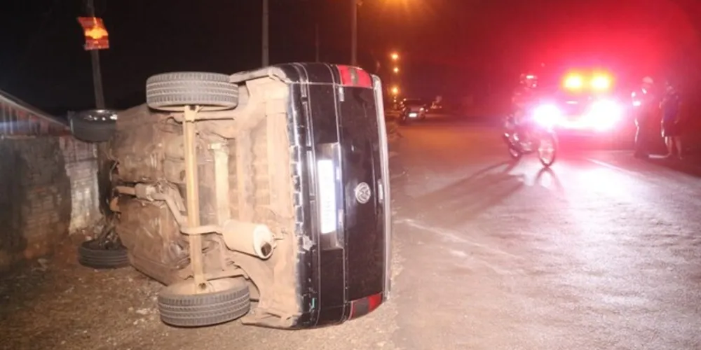Volkswagen Saveiro capotou após a colisão