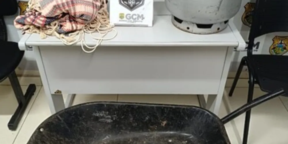 Equipe em patrulhamento na região avistou o rapaz empurrando os objetos no carrinho de mão.