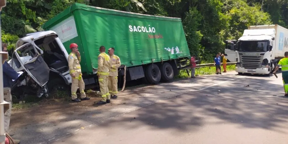 Acidente aconteceu no quilômetro 38 da BR-277, em Morretes.