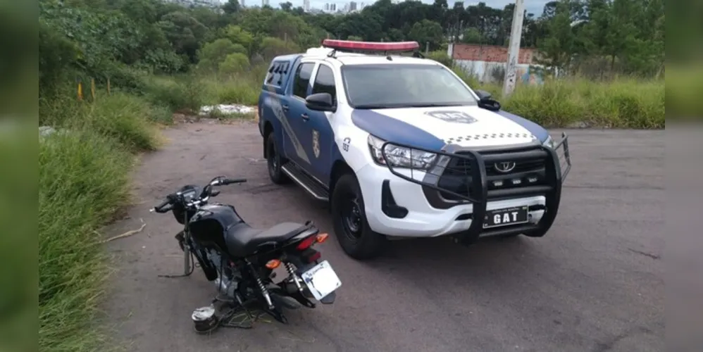 Ainda no local, a equipe solicitou o apoio do guincho da Polícia Militar (PM)