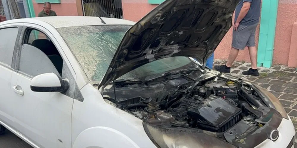 Por sorte, as chamas foram controladas e não afetaram a maior parte do automóvel