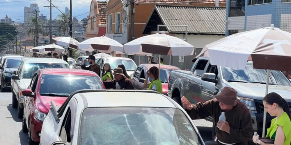 A expectativa é que perto de nove mil carros passem pela Igrejinha nesta sexta-feira (12).