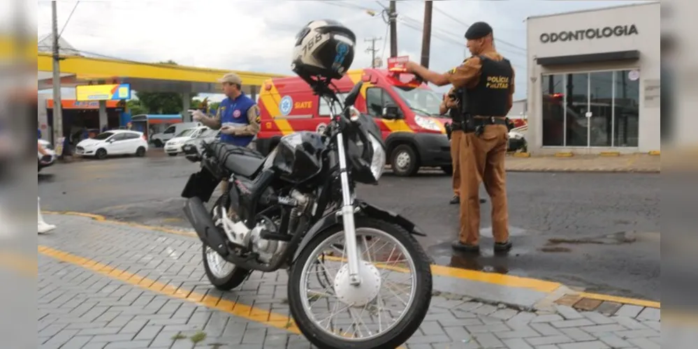 O condutor da motocicleta, de 20 anos, teve ferimentos na mão e joelho esquerdos.