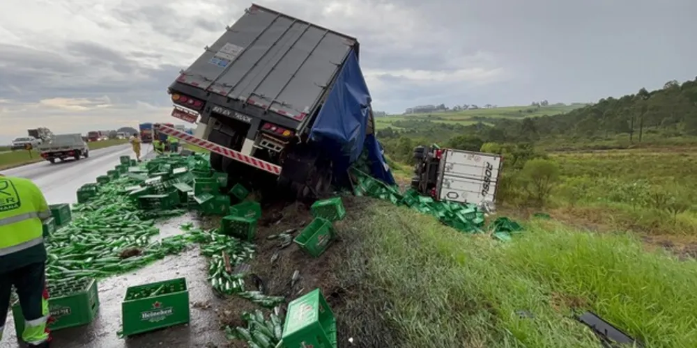 Um dos caminhões atingiu frontalmente uma carreta carregada de garrafas de vidro vazias.