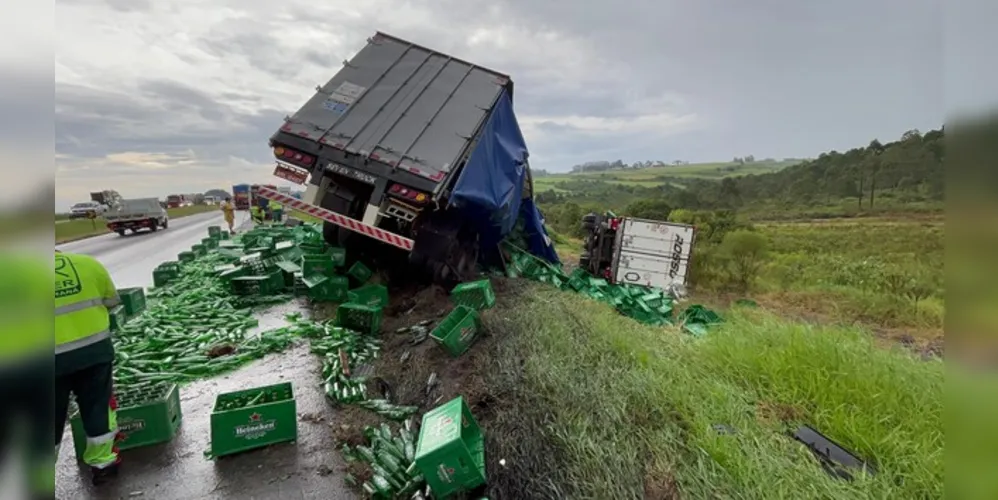 Um dos caminhões atingiu frontalmente uma carreta carregada de garrafas de vidro vazias.