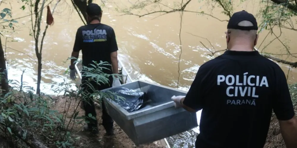 A vítima trata-se de um homem que, devido ao estado avançado de decomposição, não foi possível identificar a idade aproximada.