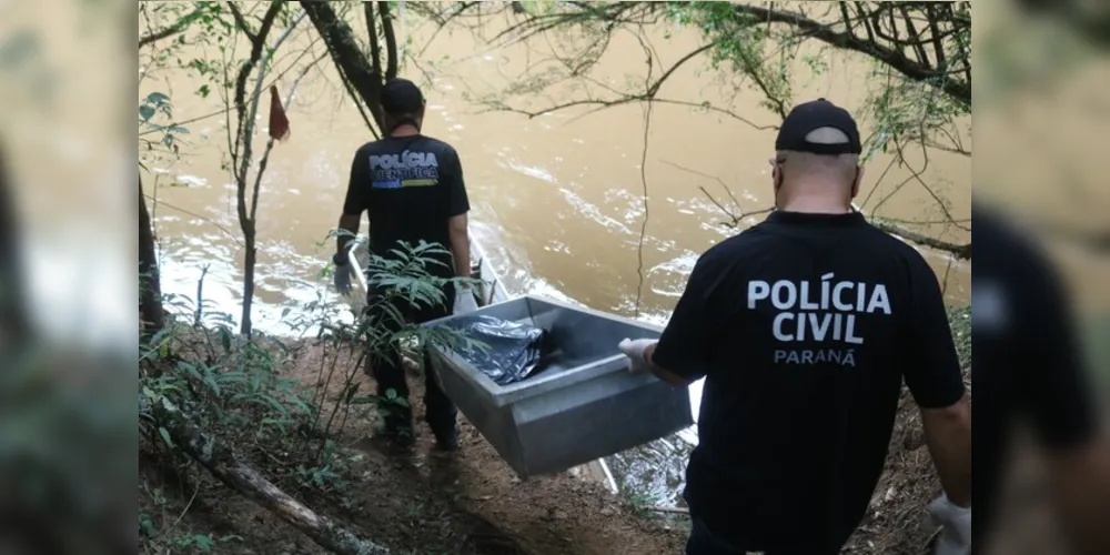 A vítima trata-se de um homem que, devido ao estado avançado de decomposição, não foi possível identificar a idade aproximada.