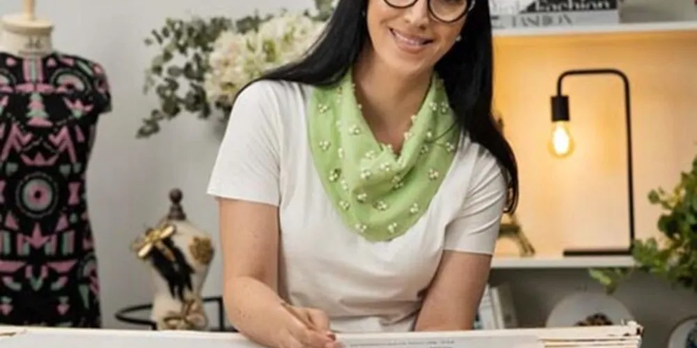 Habilidosa, Fernanda transforma o bordado em uma forma de expressão cultural.