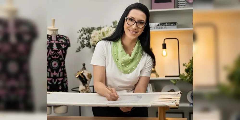 Habilidosa, Fernanda transforma o bordado em uma forma de expressão cultural.