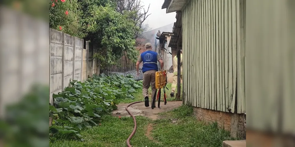 Casa fica localizada nos fundos de outra residência na rua Joanir Capri.