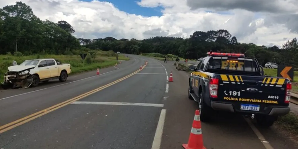 Vítima foi lançada para a via marginal e morreu no local.