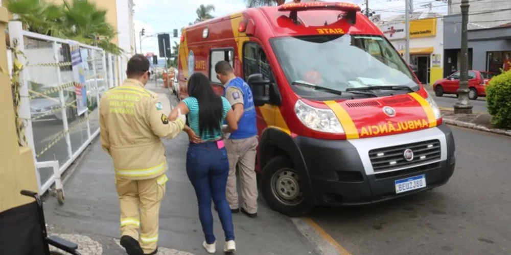 A mulher, que estava na garupa da moto, teve uma contusão na cervical e foi encaminhada para a para a UPA Santa Paula.