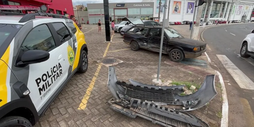 Volkswagen Parati seguia pela rua Dom Geraldo Pellanda e passou no sinal vermelho no cruzamento com a Avenida General Carlos Cavalcanti.