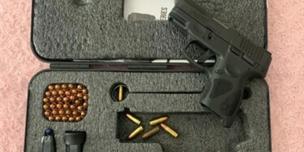 Na residência, foi localizada uma pistola da marca Taurus, calibre 9mm, bem como 58 munições deste mesmo calibre.