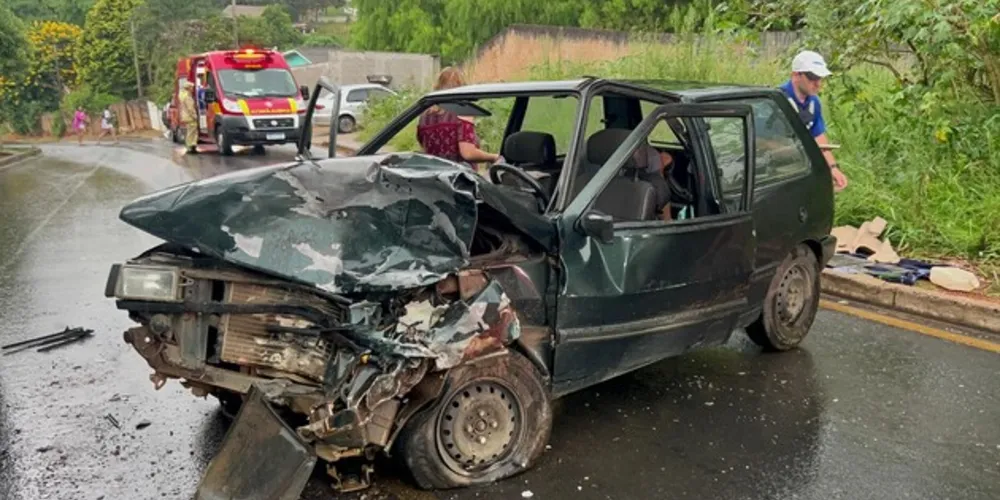 Vítima estava presa dentro do carro.