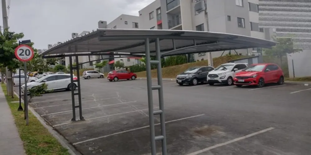 O homem foi socorrido por uma ambulância do Samu e encaminhado até a casa hospitalar.