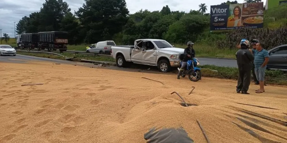 Acidente ocorreu no quilômetro 491 da BR-376, próximo ao Viaduto Santa Terezinha.