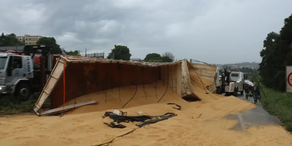 Vículos começam a ser retirados do local do acidente.