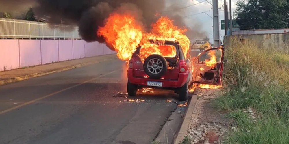Equipe do Corpo de Bombeiros foi até o local realizar o combate às chamas.