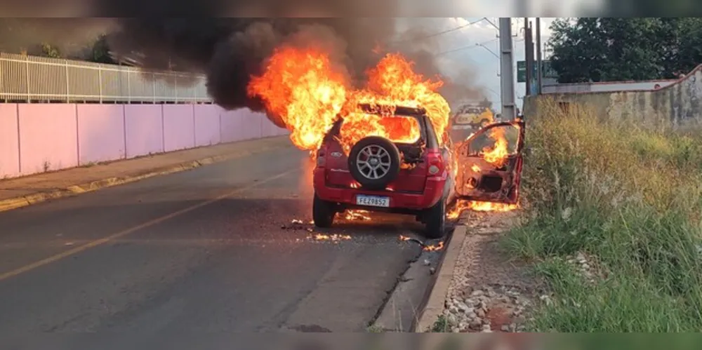 Equipe do Corpo de Bombeiros foi até o local realizar o combate às chamas.