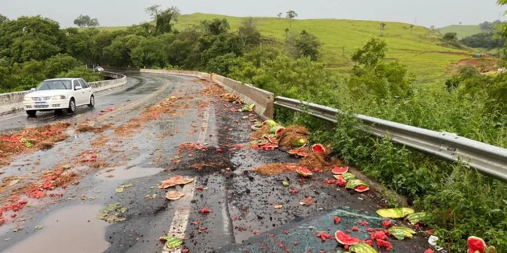 Carga de melancia que estava no caminhão se espalhou pelo asfalto da BR-153.
