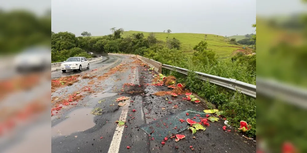 Carga de melancia que estava no caminhão se espalhou pelo asfalto da BR-153.