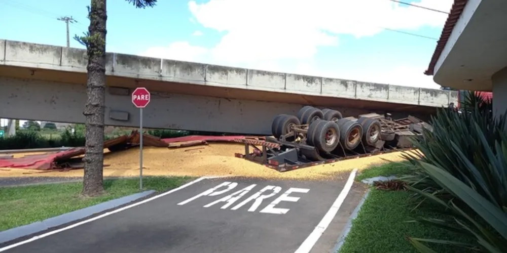 Acidente aconteceu na tarde deste domingo