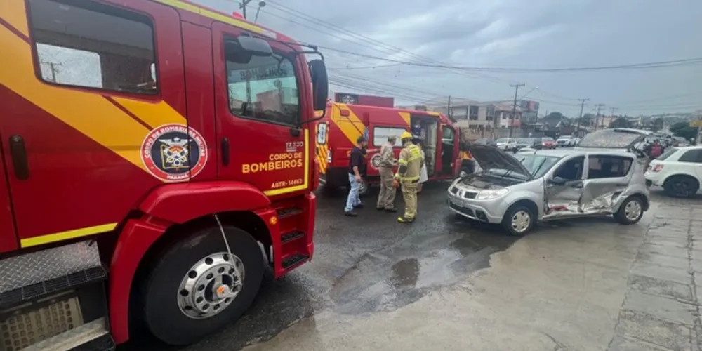 Veículo Sandero foi atingido lateralmente pelo Ford Fiesta.