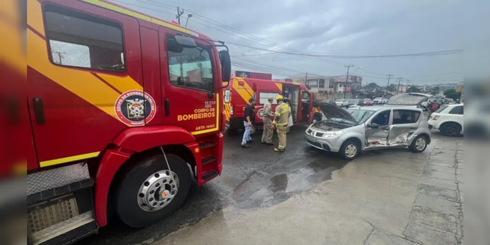 Veículo Sandero foi atingido lateralmente pelo Ford Fiesta.