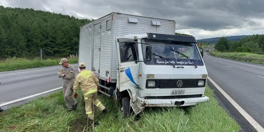 Com o impacto, o cinto do passageiro estourou e ele caiu para fora do caminhão.