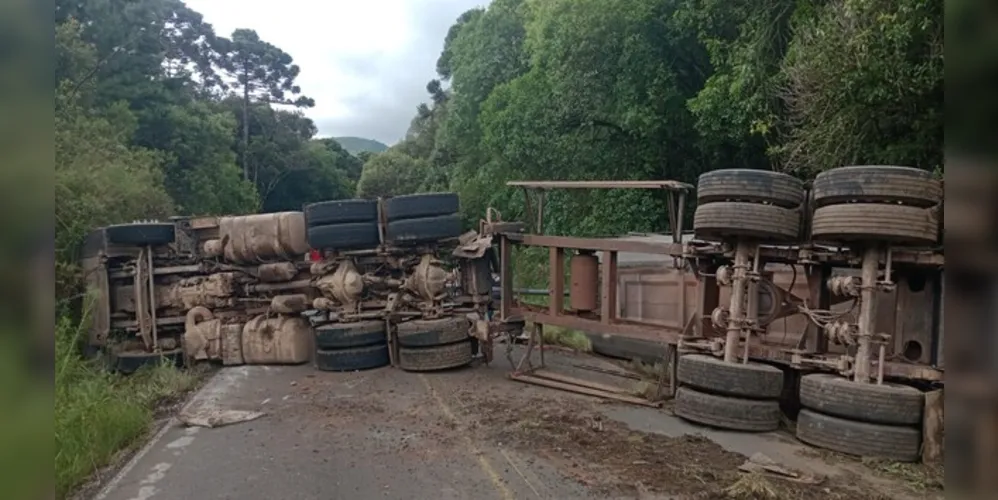 Carreta está bloqueando totalmente a estrada para a comunidade de Biscaia.