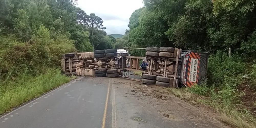 Quase 24 horas após o tombamento, carreta segue atravessada na pista