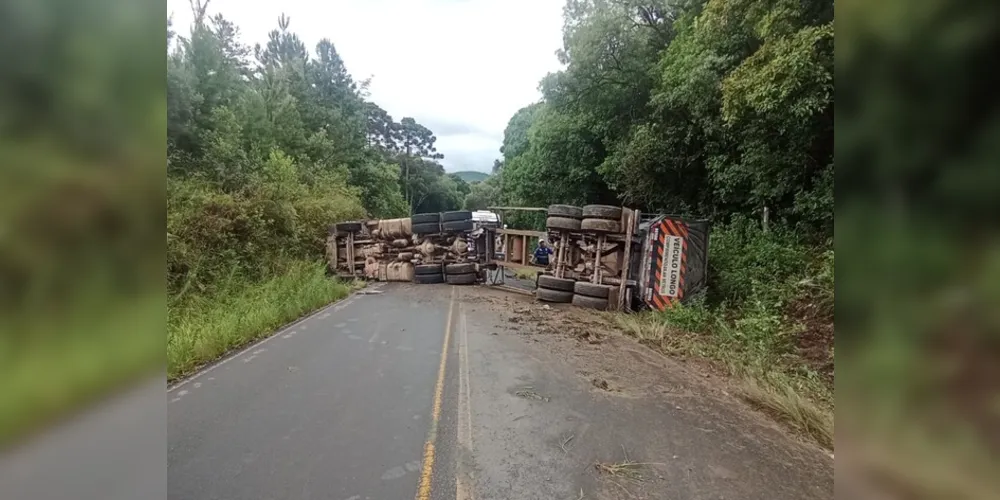 Quase 24 horas após o tombamento, carreta segue atravessada na pista