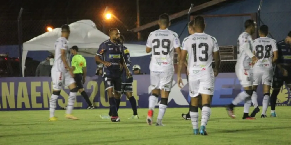 Durante o jogo, ambas as equipes tiveram oportunidades de marcar.