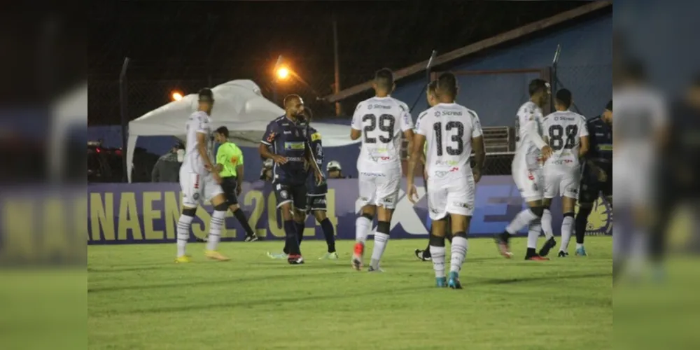 Durante o jogo, ambas as equipes tiveram oportunidades de marcar.