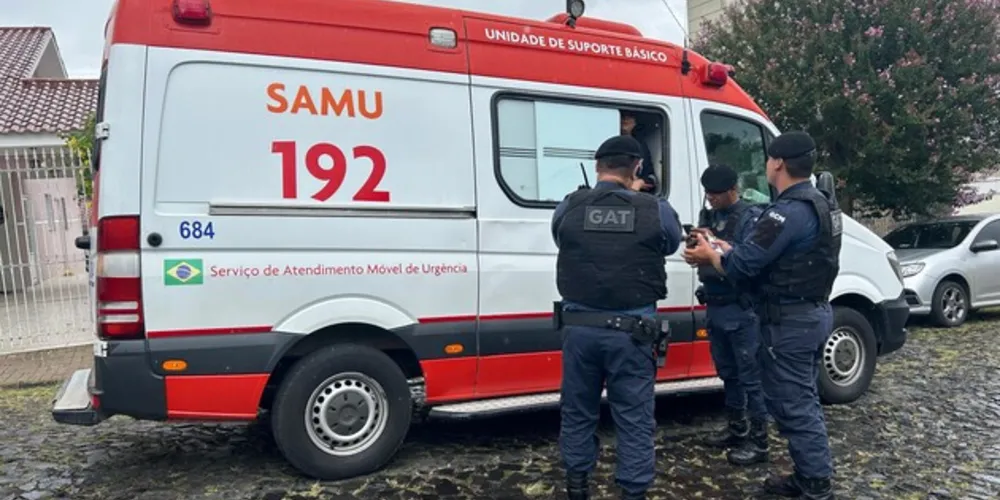 A jovem precisou ser amarrada pelos agentes e, em seguida, foi encaminhada para o Hospital Unimed