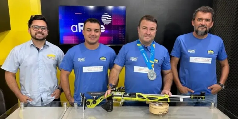 Carlos Garletti, com a Medalha, concedeu entrevista junto com Fábio Rodrigues (Esquerda), Murilo Rodrigues (lado deles) e Fabiano Gioppo (Esquerda)