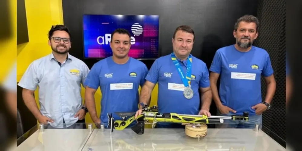 Carlos Garletti, com a Medalha, concedeu entrevista junto com Fábio Rodrigues (Esquerda), Murilo Rodrigues (lado deles) e Fabiano Gioppo (Esquerda)