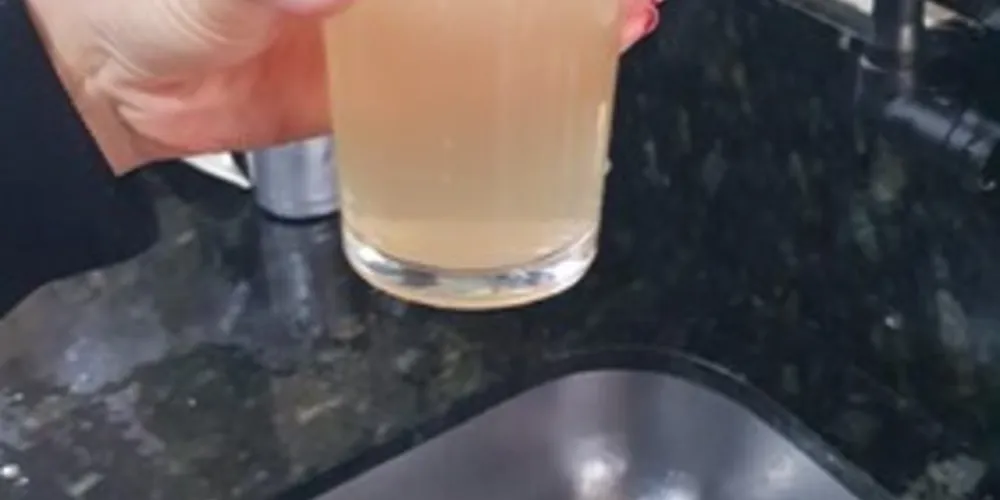 A água, como mostra as imagens, estava com uma coloração semelhante a barro.