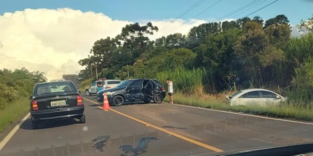 Acidente envolvendo três carros aconteceu na PR-438