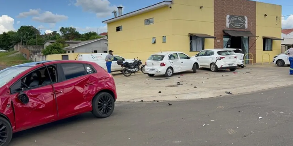 Veículo Fiat Bravo foi 'fechado' por um caminhão que  foi entrar à esquerda da via e invadiu a pista.