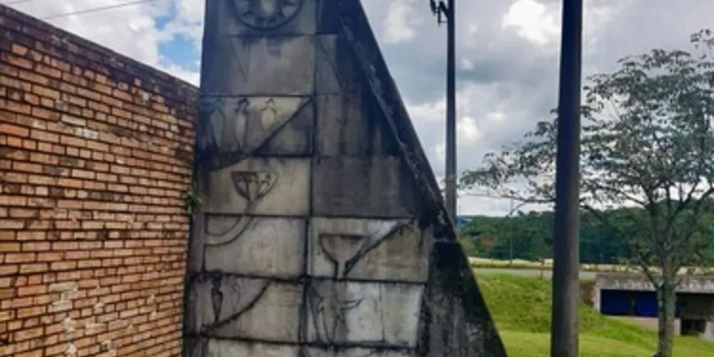 Monumento foi um presente do artista ao Paraná.