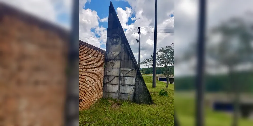 Monumento foi um presente do artista ao Paraná.