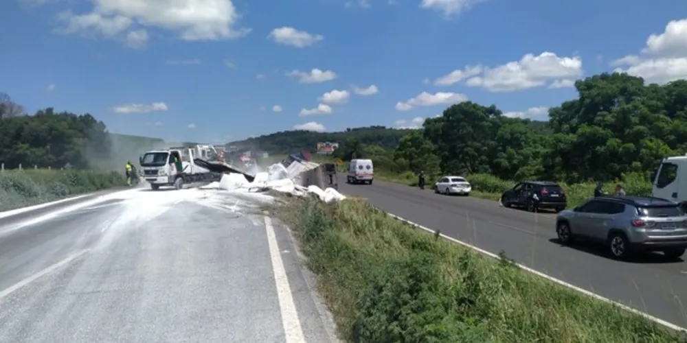 Caminhão bitrem estava desgovernado e seguia sentido Ponta Grossa, tombou no canteiro central e a carga de calcário se espalhou no sentido Curitiba.